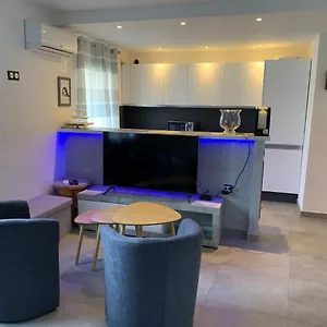 Grand Studio Tres Agreable Avec Bar, Cuisine Et Terrasse Appartement